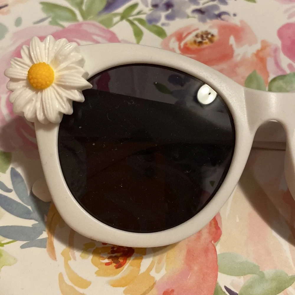 Girls white daisy sunglasses